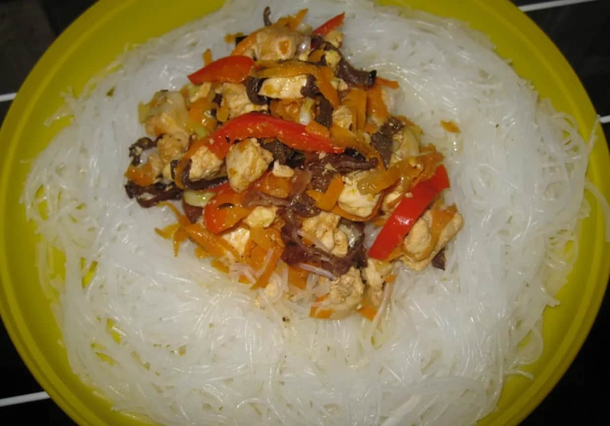 Makaron sojowy z kurczakiem: Ile kalorii? Oblicz i kontroluj!