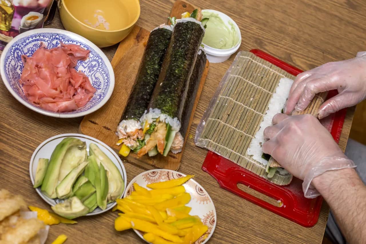 Sushi w domu: Jak zawijać rolki, by zawsze były idealne?
