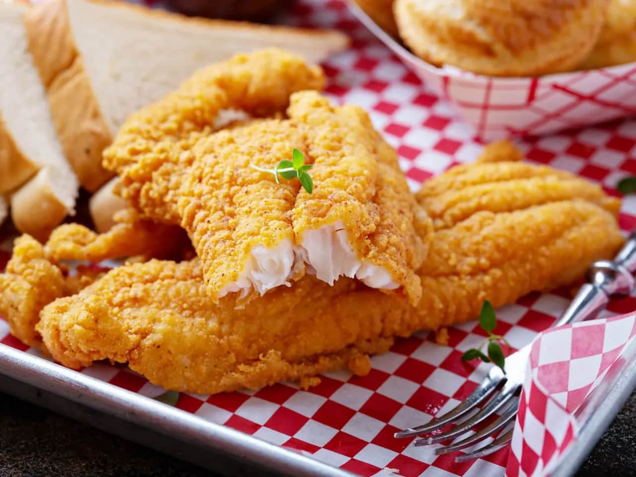 Jak usmażyć rybę w panierce? Chrupiąca i soczysta za każdym razem!