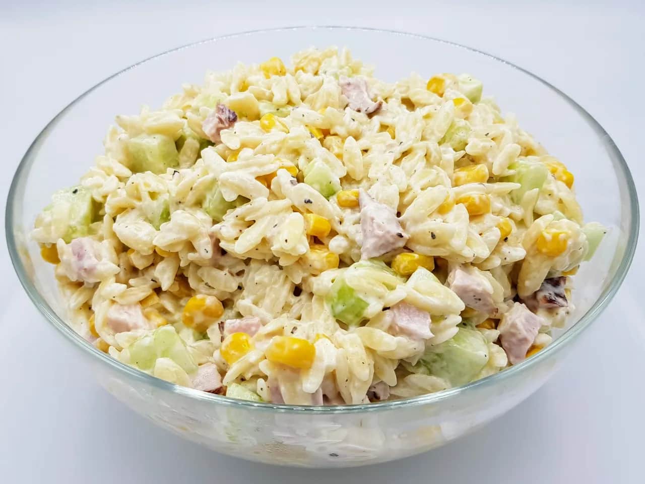 Sałatka z makaronem orzo: Przepisy i sekret sypkiego makaronu